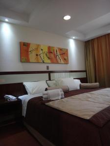um quarto de hotel com duas camas e uma foto na parede em Hotel Libertador em Santiago