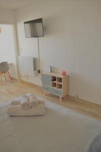 1 dormitorio con 1 cama con 2 toallas en Studio Lovely Sea en Le Barcarès