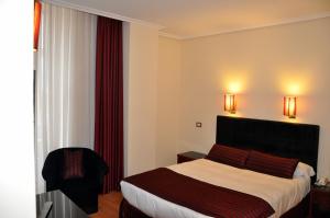 Кровать или кровати в номере Hotel Compostela Vigo