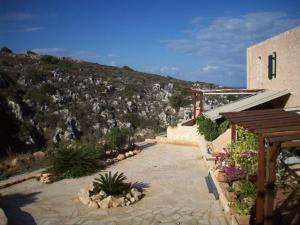 un edificio con vista su una montagna di Comfortable House near Chania a Kalathas