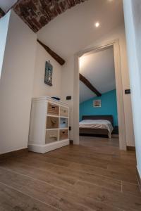 ラ・スペツィアにあるSentiero Azzurroのベッドルーム(ベッド1台、鏡付)