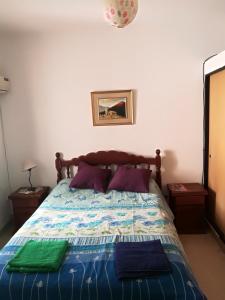 1 dormitorio con 1 cama con 2 toallas en Departamento Alvarado en Salta