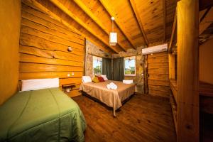 Una cama o camas en una habitación de Cabañas del Espinillo 49 fotos más