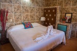 Un dormitorio con una cama con una toalla. en Casa Frente al mar en Yelapa