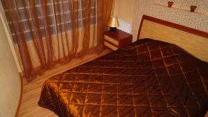 スヴェトロゴルスクにあるApartment on Olimpiyskiy bulvar 2のベッドルーム1室(ベッド1台、ナイトスタンドのランプ付)