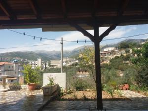 vista su una città con montagne sullo sfondo di Sunset Guest house a Himare