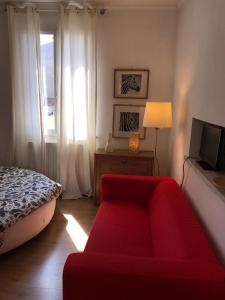ローマにあるRome Suite' La Casa di Costantinoのリビングルーム(赤いソファ、窓付)
