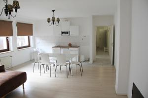 a kitchen and dining room with a table and chairs at Monteurwohnung Satzvey in Mechernich