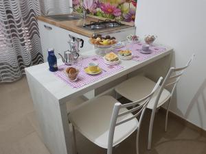 einen Tisch mit Essen in der Küche in der Unterkunft B&B Fior di Mare in Porto Cesareo