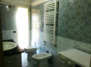 ロッツォラーイにあるIl Giardinoのバスルーム(白いトイレ、シンク付)