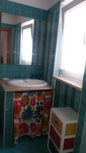 een badkamer met een wastafel en een spiegel bij San Biagio Materapartment in Matera