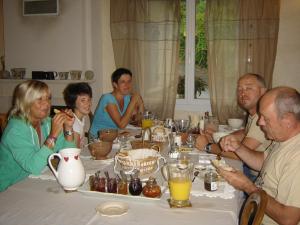 un gruppo di persone seduti intorno a un tavolo di Aqui Sian Ben a Castellane