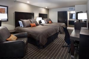 una camera d'albergo con due letti e una scrivania di Aspen Select a Rochester