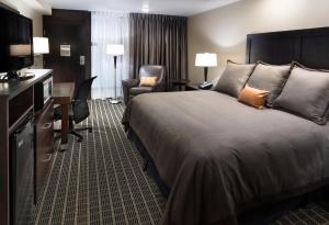 una camera d'albergo con un letto e una scrivania di Aspen Select a Rochester
