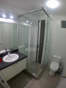 bagno con doccia, lavandino e servizi igienici di Casona Apartament ad Arequipa