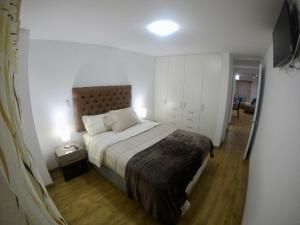 una camera con un grande letto e un comodino di Casona Apartament ad Arequipa