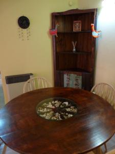 una mesa de madera con sillas y un bol encima en Killasumaq en Salta