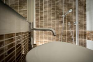 Hotel Bel Soggiorno في جينوا: حمام مع دش مع مرحاض ونافذة