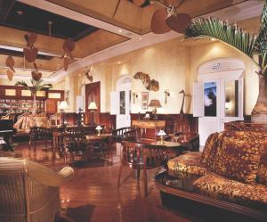 un vestíbulo con mesas y sillas y un restaurante en Pueblo Bonito Emerald Bay Resort & Spa - All Inclusive en Mazatlán