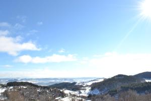 - une vue depuis le sommet d'une montagne enneigée dans l'établissement Le Chalet, à Antrenas