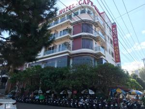 un grupo de motocicletas estacionadas frente a un edificio en Ngoc Se Hotel en Pleiku