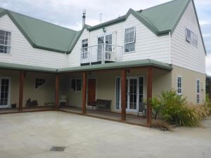 Casa blanca grande con techo verde en GMH Home Stay, en Blenheim