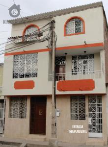 un bâtiment de l'institut éthopien d'architecture dans l'établissement Kira's House, à Piura