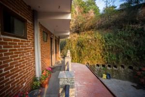 Ein Garten an der Unterkunft Langtang View Nagarkot Bed and Breakfast