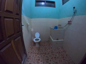 a bathroom with a toilet and a tub and a sink at Ray homestay in Nusa Penida +57 photos