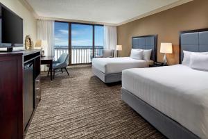 Postel nebo postele na pokoji v ubytování Hyatt Regency Tulsa Downtown