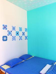 a bedroom with blue and white tiles on the wall at Bot Bien Homestay in Mui Ne