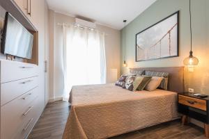 Posteľ alebo postele v izbe v ubytovaní "SunBow Olive"- Boutique Apartment in Dowtown Athens