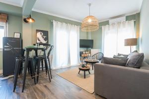Kuchyňa alebo kuchynka v ubytovaní "SunBow Olive"- Boutique Apartment in Dowtown Athens