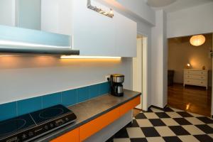 eine Küche mit einem Herd und einer Arbeitsplatte in der Unterkunft Athens' heart Syntagma metro apartment in Athen