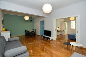 Televízia a/alebo spoločenská miestnosť v ubytovaní Athens' heart Syntagma metro apartment