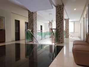 - un hall avec une table en verre et un canapé dans l'établissement Hotel Giorgio, à General Santos