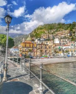 uma vista para uma cidade ao lado da água em B&B Cetara Amalfi Coast em Cetara