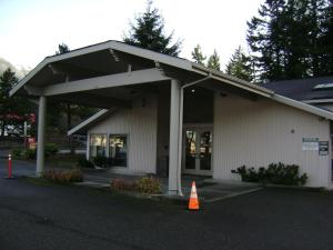 ein Gebäude mit einer Markise und einem orangenen Kegel davor in der Unterkunft Edgewick Inn in North Bend