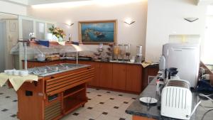 Кухня или мини-кухня в Hotel Tolo
