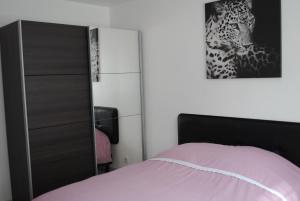 - une chambre avec un lit et une photo d'un léopard dans l'établissement gîte la belle vue, à Saint-Martin-en-Campagne