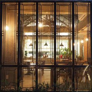 安帕瓦的住宿－Gajib Bed&Breakfast，透过玻璃墙可欣赏到客房景色