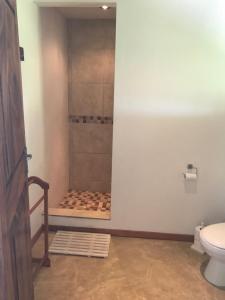 bagno con doccia e servizi igienici. di Luke's Place a Vilanculos