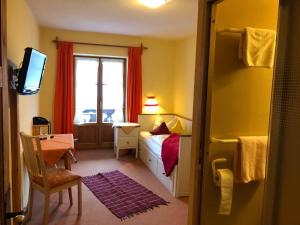 TV a/nebo společenská místnost v ubytování Hotel Waltraud Garni