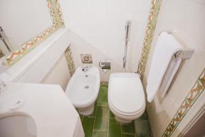 - une petite salle de bains avec 2 toilettes et un lavabo dans l'établissement Albergaria Senhora do Monte, à Lisbonne