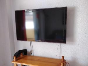 ロス・クリスティアーノスにあるApartments In Los Cristianos, Tenerife, Canary Islandsの壁掛け薄型テレビ