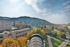widok na miasto z dworcem kolejowym i drzewami w obiekcie Sun Palace Wellness Hotel w Mariańskich Łaźniach +37 zdjęć