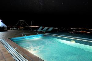 - une piscine avec 2 chaises longues la nuit dans l'établissement Casa Tinasoria, à La Asomada