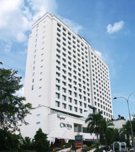 un gran edificio blanco con un cartel. en Crystal Crown Hotel Petaling Jaya, en Petaling Jaya