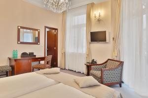 Un pat sau paturi într-o cameră la Sun Palace Wellness Hotel