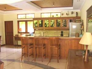 Khu vực lounge/bar tại Bali Golden Villas